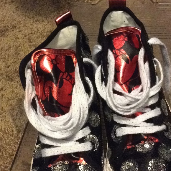 SOLD!!! NWOT Disney Minnie Shoes - Picture 5 of 8